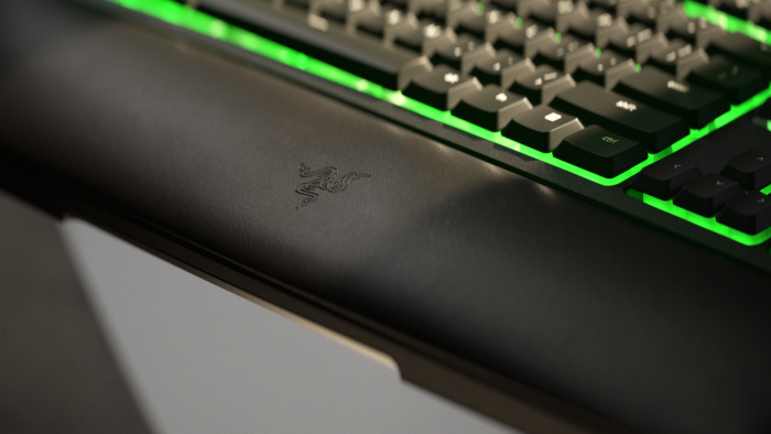 Die Handballenauflage ist gepolstert und lässt sich mit Magneten befestigen. (Bild: Razer)